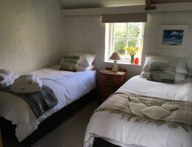 Cosy twin bedroom in the cornish cottage