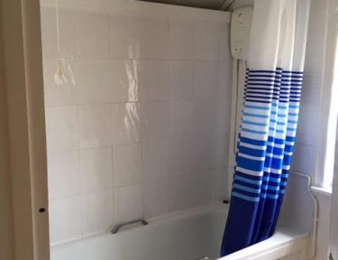 Cornish holiday cottage bathroom bath and shower at Molvenny